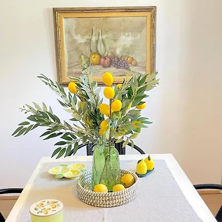 Lemon Tree House, Golden